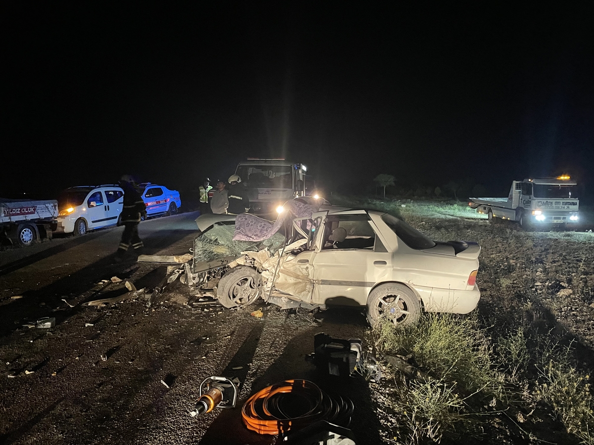 kamyonet-ile-otomobil-kafa-kafaya-carpisti-1-kisi-oldu-6-kisi-yaralandi.jpg