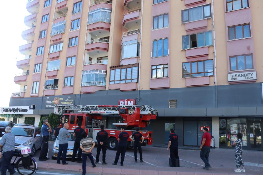 ailesinden-9-kisiyi-rehin-aldi-balkondan-yardim-cigliklari-yukseldi-001.jpg