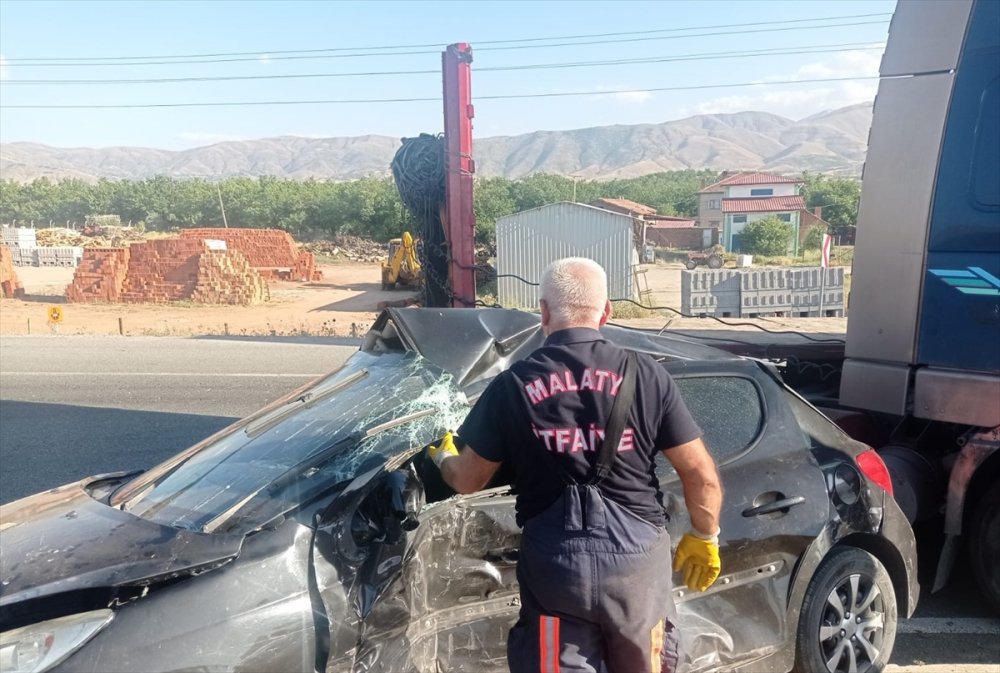 Tırla çarpışan otomobilin sürücüsü yaralandı