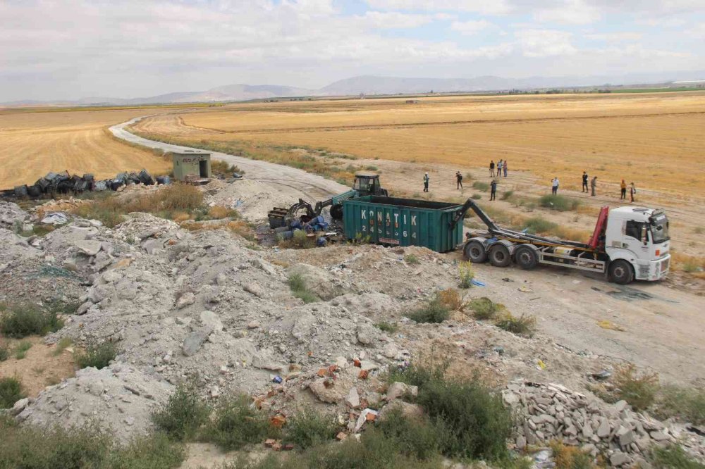 Konya'da 2 mahalleye asit dolu varilleri bırakanlara ceza yağdı