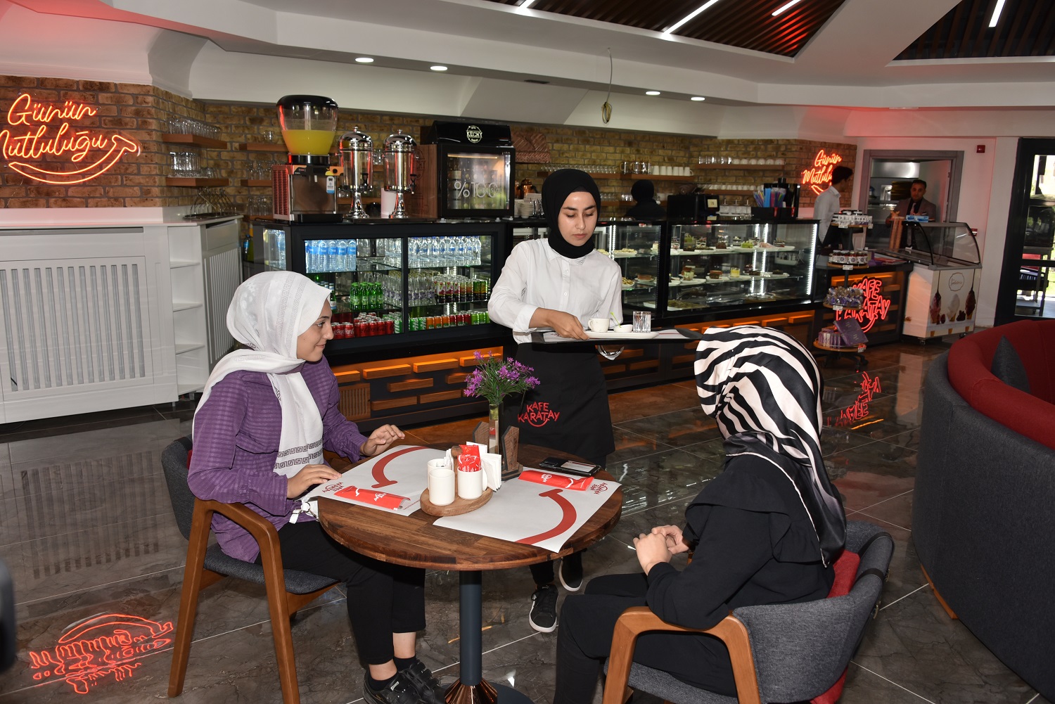 konyanin-yeni-markasi-karatay-kafe-ikinci-subesini-acti-002.jpg