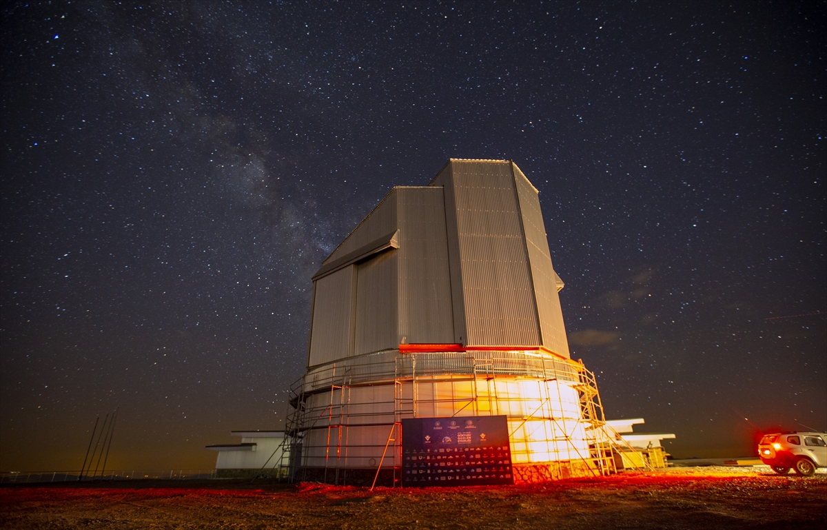 gokyuzunun-gozlenecegi-dogu-anadolu-gozlemevinde-gece-yildiz-soleni-004.jpg