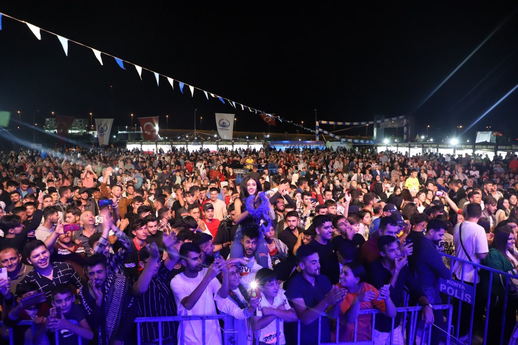konya-cihanbeylide-el-sanatlari-ve-tuz-festivaline-on-binlerce-vatandas-katildi-009.jpg