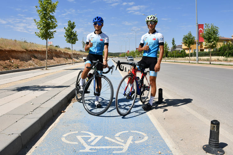 tek-yumurta-ikizi-bisikletciler-avrupada-finis-cizgisini-birlikte-gecmek-istiyor-001.jpg