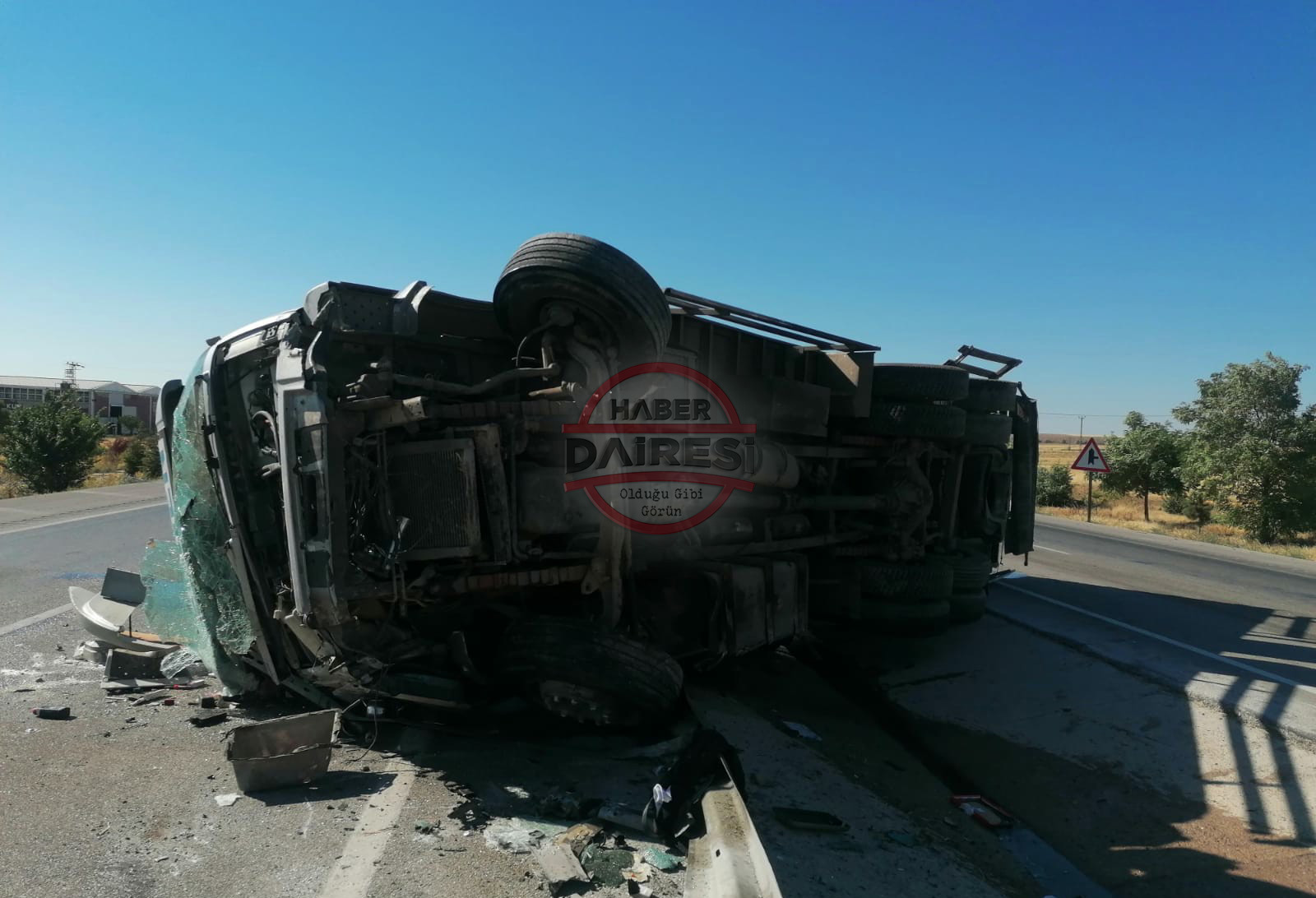 konyada-ev-esyasi-yuklu-kamyon-devrildi-002.jpg