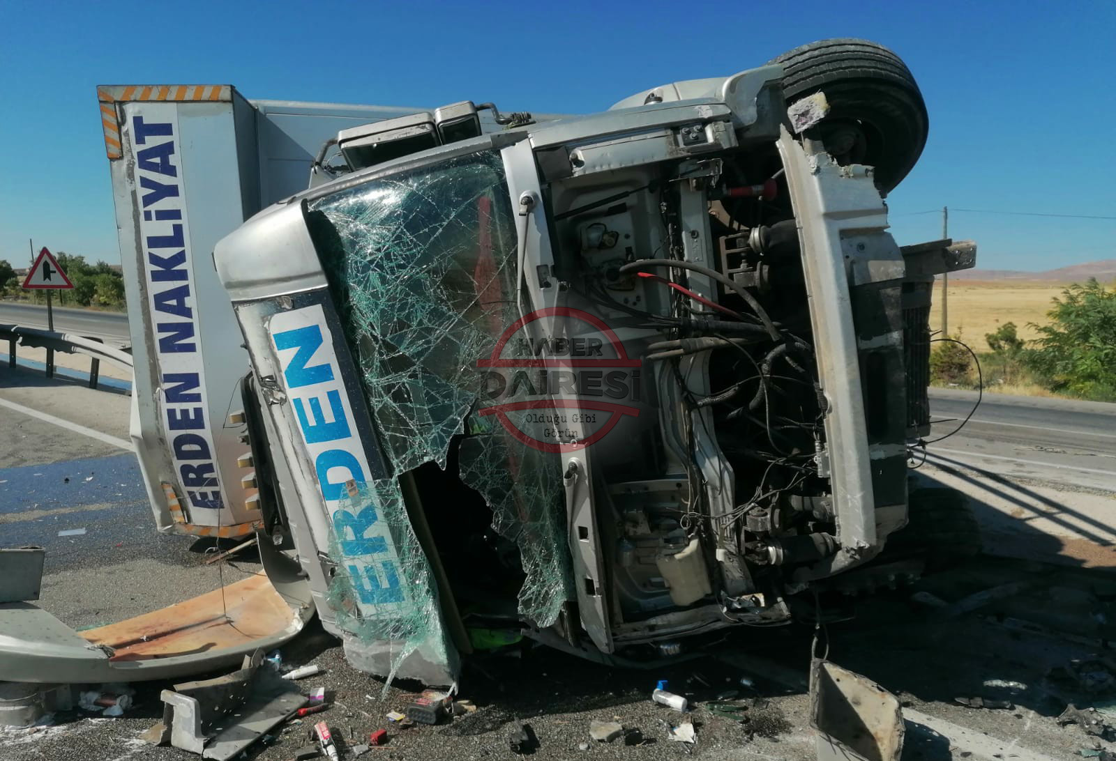 konyada-ev-esyasi-yuklu-kamyon-devrildi-003.jpg
