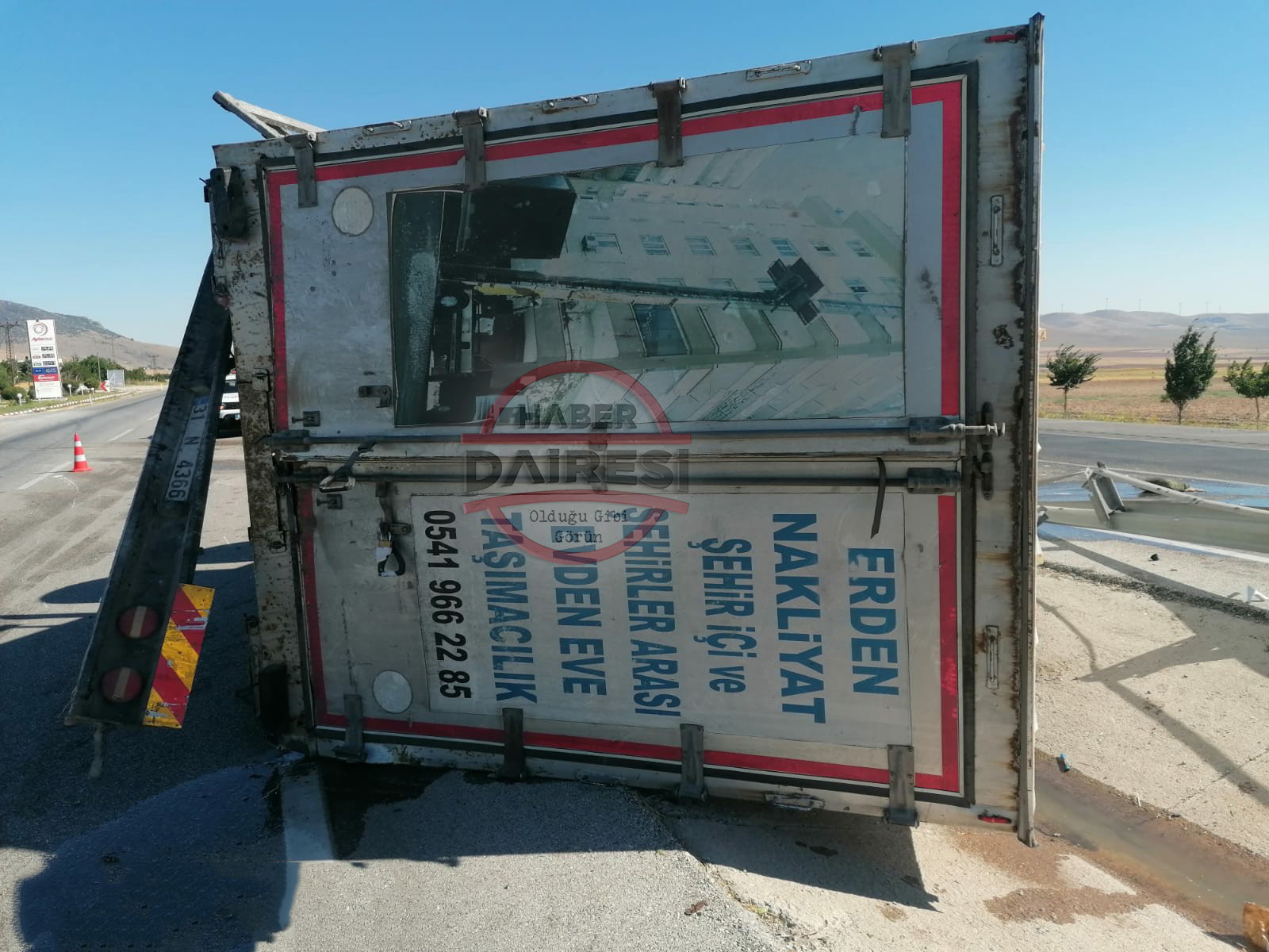 konyada-ev-esyasi-yuklu-kamyon-devrildi-004.jpg