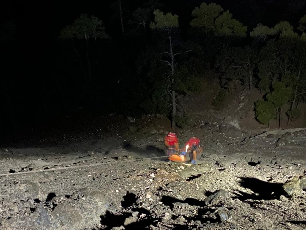 Uçuruma düşen genci UMKE ekipleri kurtardı