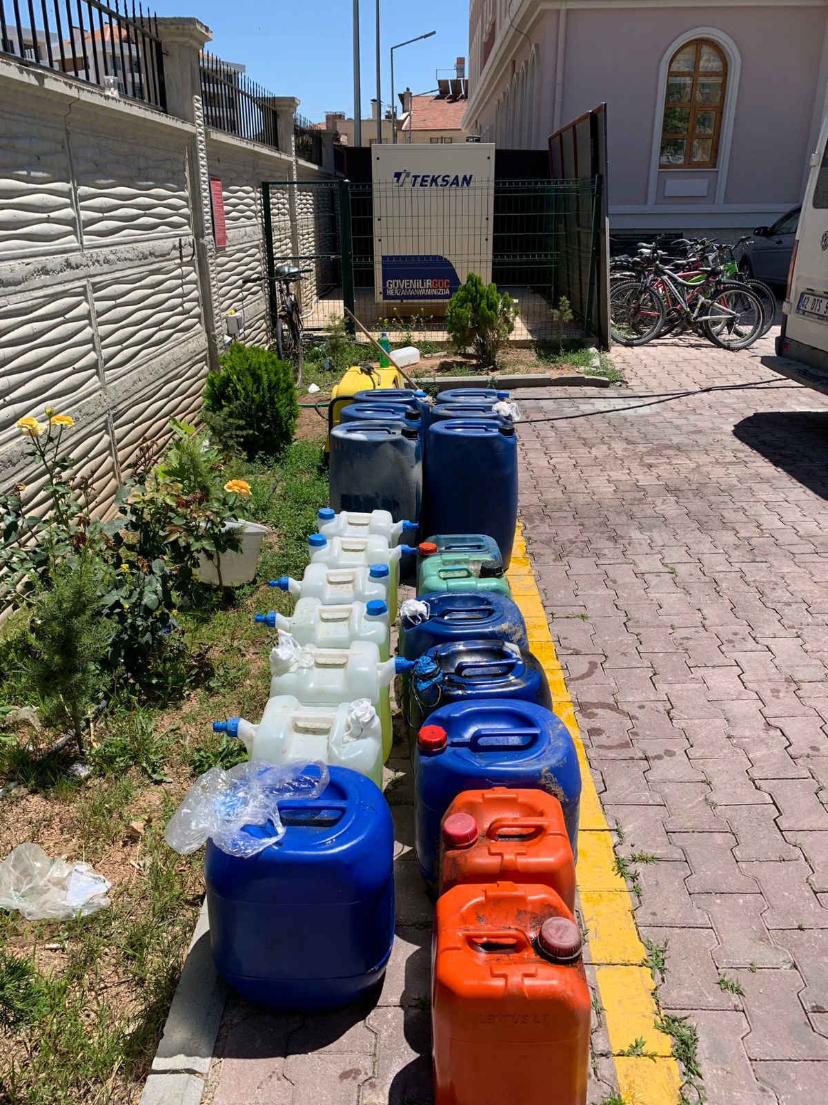 konyada-otoparkta-ne-kadar-arac-varsa-deposunu-acip-2-bin-litre-yakit-caldilar-001.jpeg