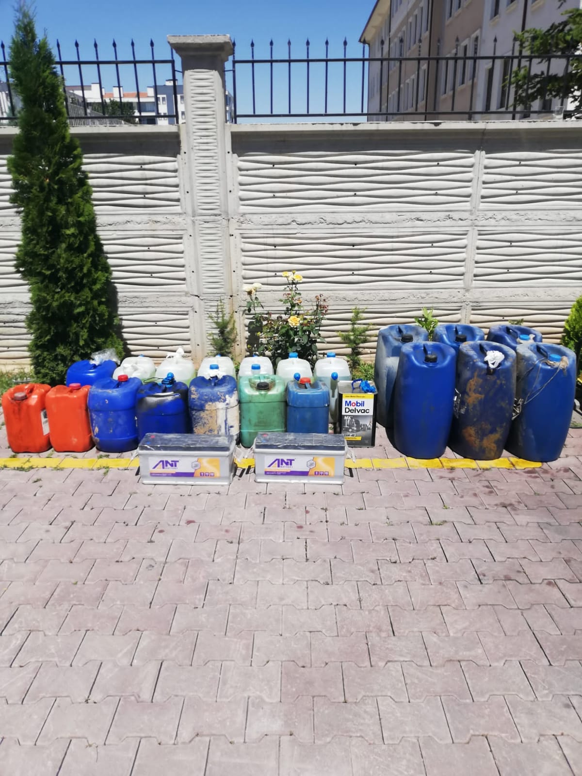 konyada-otoparkta-ne-kadar-arac-varsa-deposunu-acip-2-bin-litre-yakit-caldilar.jpeg