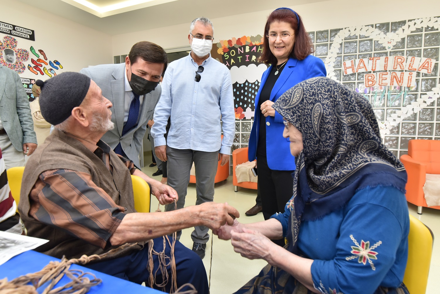 baskan-isikhan-karatay-alzheimer-gunduz-yasam-merkezini-ziyaret-etti.jpg