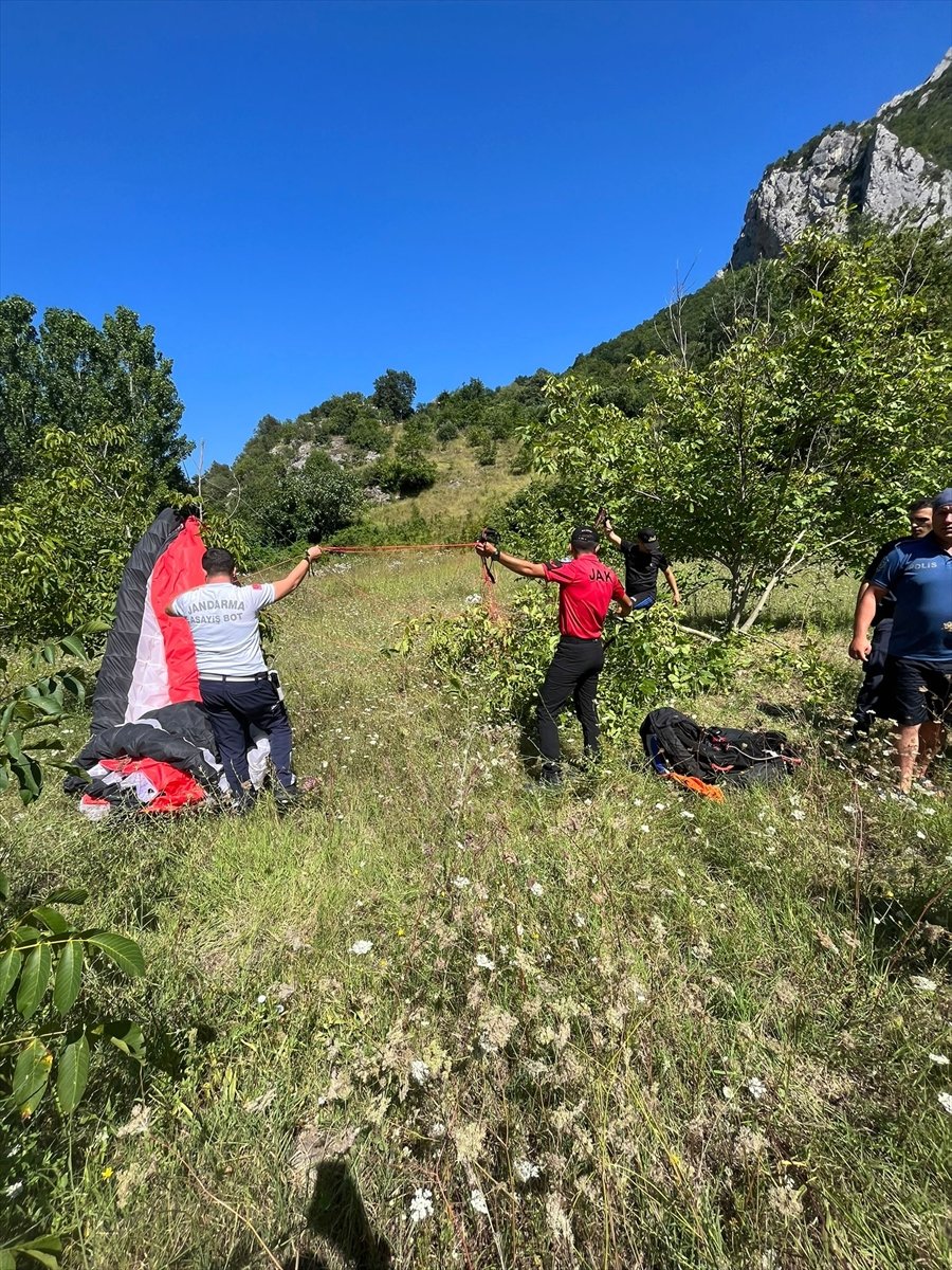 Düşen paraşütçüyü jandarma ekipleri kurtardı