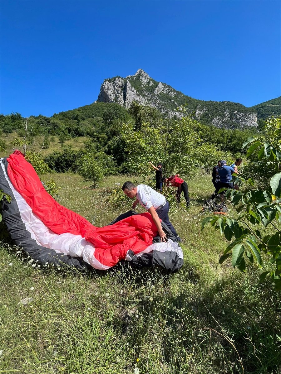 Düşen paraşütçüyü jandarma ekipleri kurtardı