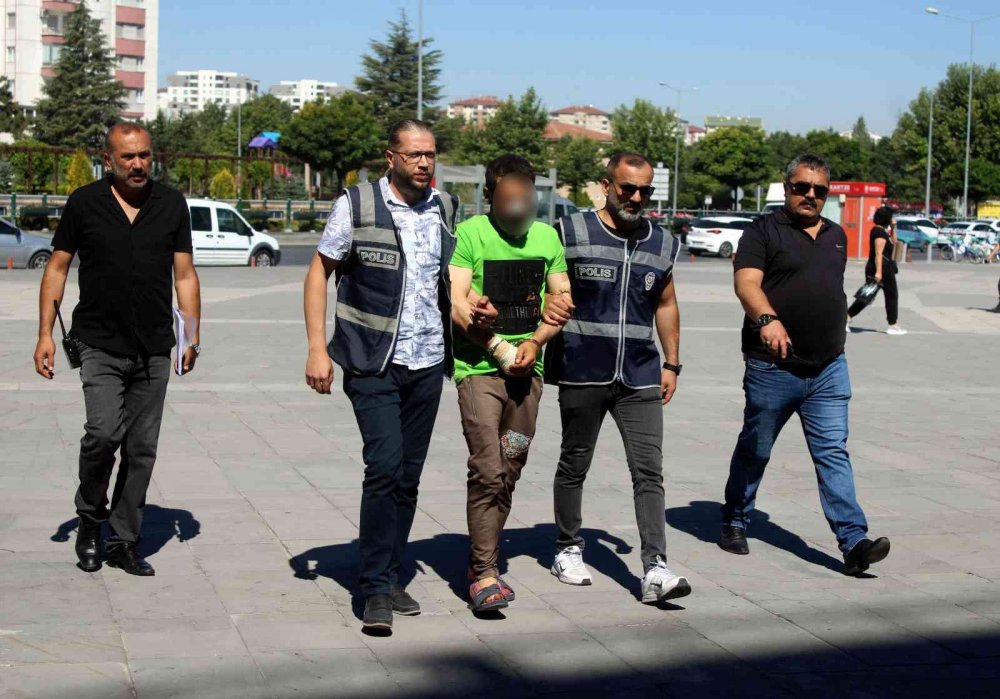 Aynı evi paylaştığı arkadaşını küfrettiği için öldürdü