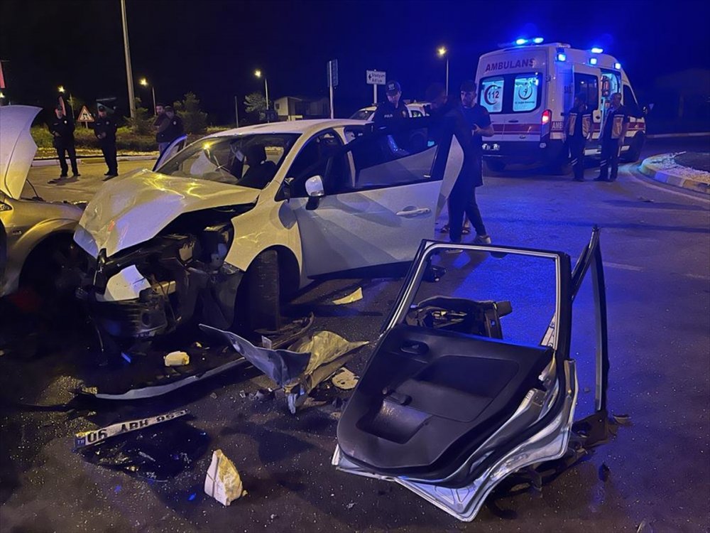İki otomobilin çarpışması sonucu 1 kişi öldü, 6 kişi yaralandı