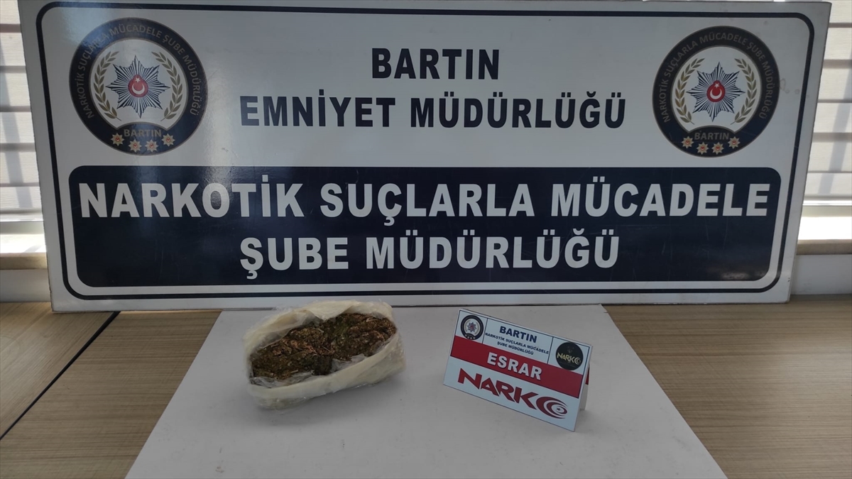 aracinda-uyusturucu-bulunan-polis-memuru-tutuklandi.jpg