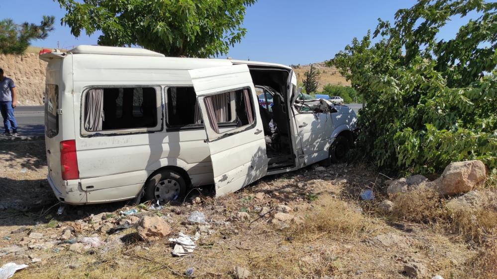 iscileri-tasiyan-servis-agaca-carparak-durabildi-15-yarali-001.jpg