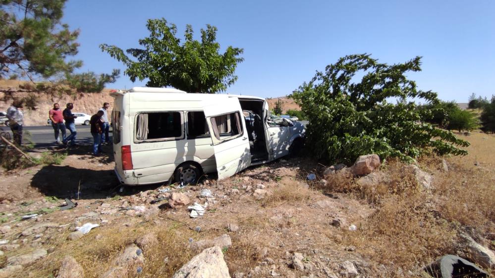 iscileri-tasiyan-servis-agaca-carparak-durabildi-15-yarali-002.jpg