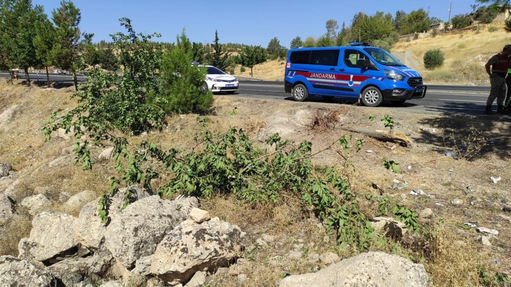 iscileri-tasiyan-servis-agaca-carparak-durabildi-15-yarali.jpg