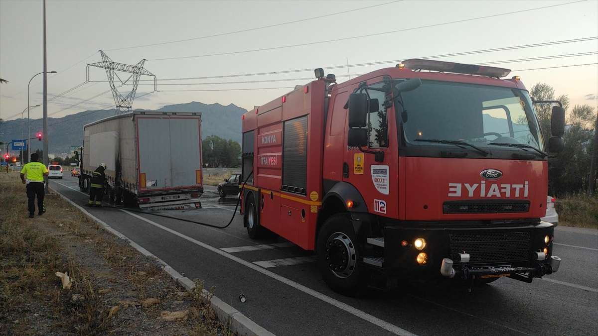 konyada-seyir-halindeki-tir-yandi-001.jpg
