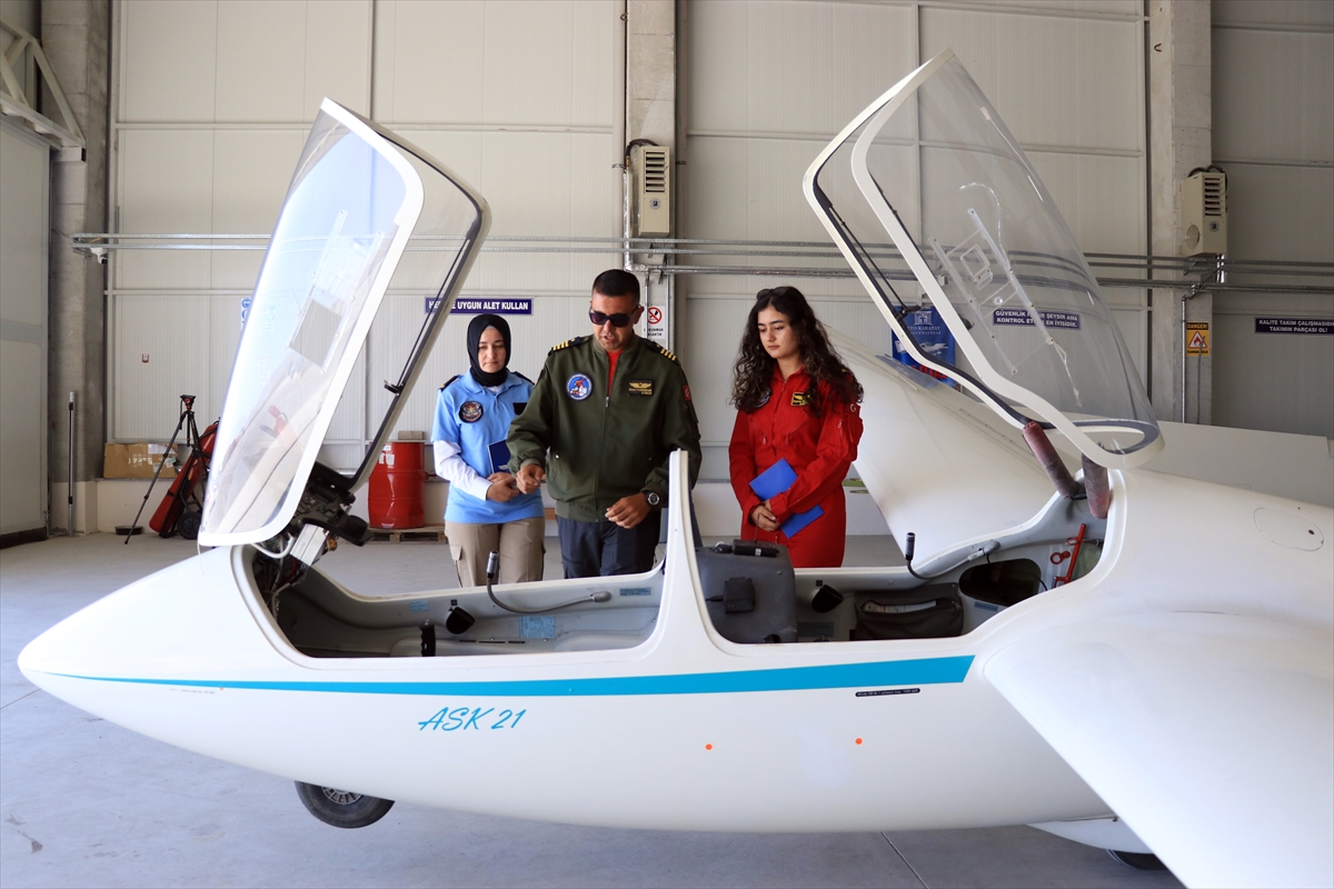 pilotluk-cocukluk-hayaliydi-anne-kizi-ile-birlikte-konyada-pilotaj-egitimi-aliyor-005.jpg