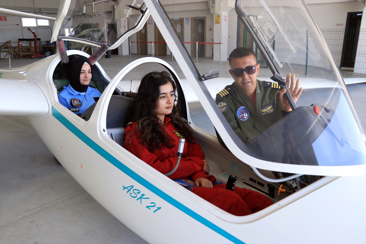 pilotluk-cocukluk-hayaliydi-anne-kizi-ile-birlikte-konyada-pilotaj-egitimi-aliyor-006.jpg