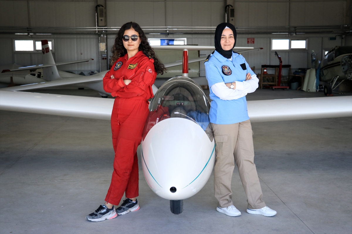 pilotluk-cocukluk-hayaliydi-anne-kizi-ile-birlikte-konyada-pilotaj-egitimi-aliyor-007.jpg