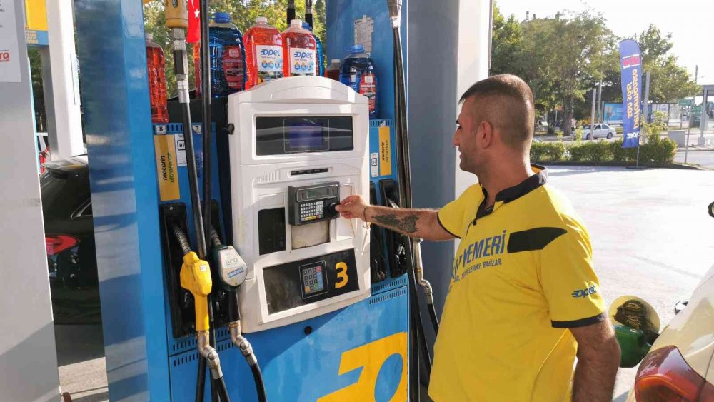 Benzin dolumu esnasında çakmak çaktı, alevlerin içinde kaldı