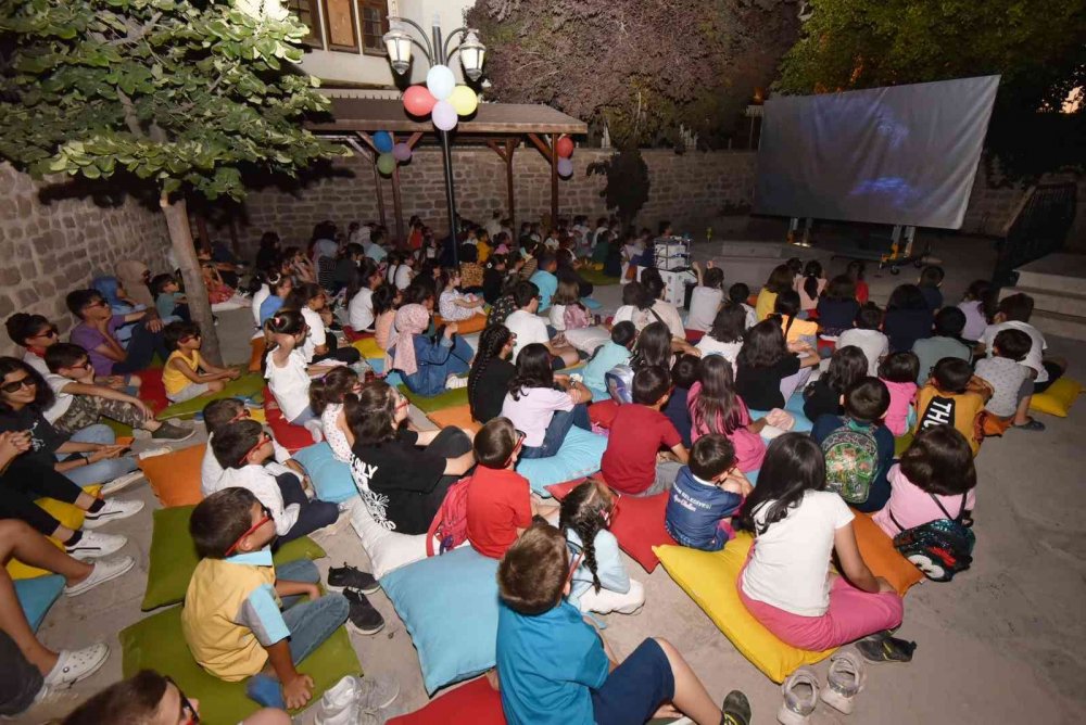 Karataylı çocuklar açık hava sineması ile buluştu