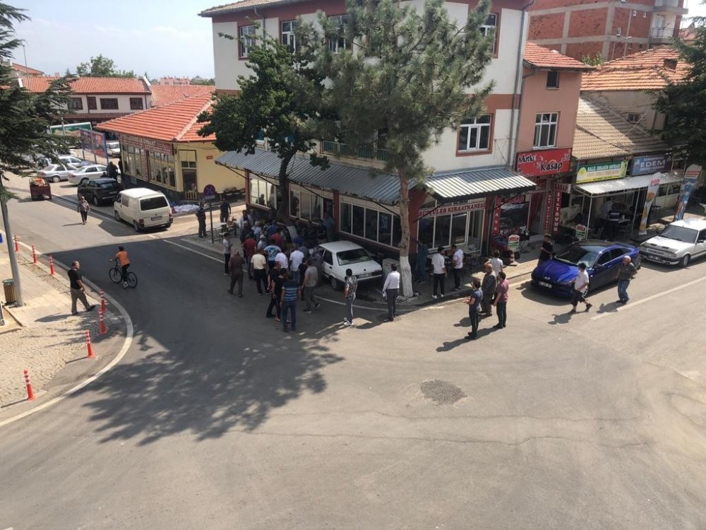 Konya'da otomobil kahvehaneye daldı