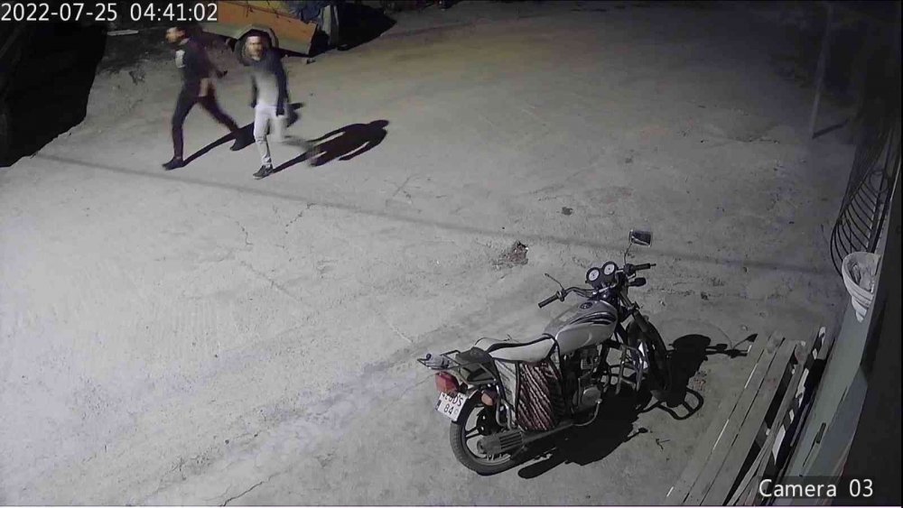 Konya'da motosiklet hırsızlığı şüphelilerini kamera görüntüleri ele verdi