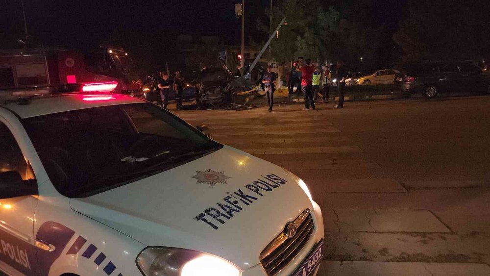 Cip otomobille çarpıştı: 3’ü çocuk 6 yaralı