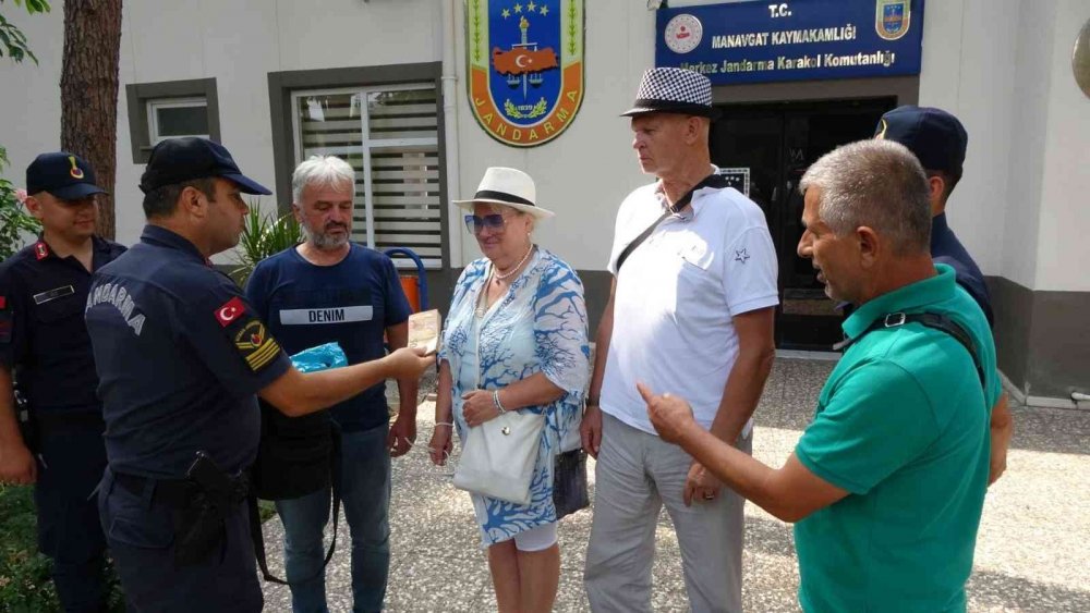 Rus çift, Konya dönüşü kaybettikleri para dolu çantaya kavuşunca bulan esnafı ödüllendirdi