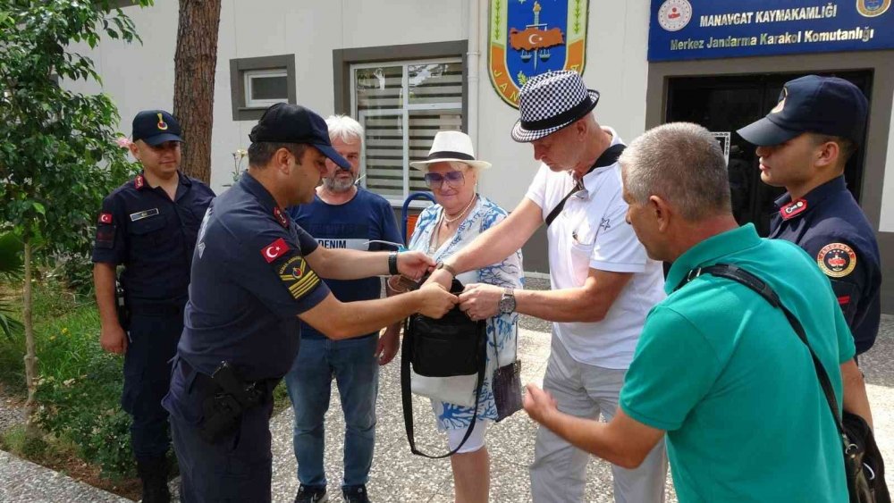 Rus çift, Konya dönüşü kaybettikleri para dolu çantaya kavuşunca bulan esnafı ödüllendirdi