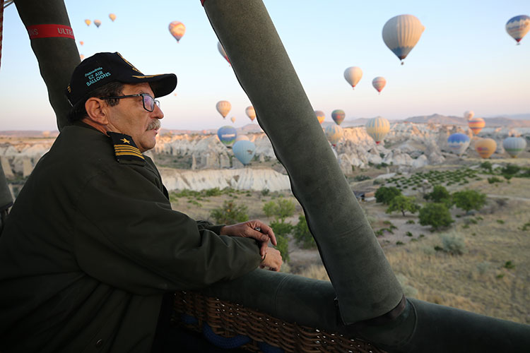 kapadokyanin-ilk-balon-pilotu-35nci-yilini-gokyuzunde-pasta-keserek-kutladi.jpg
