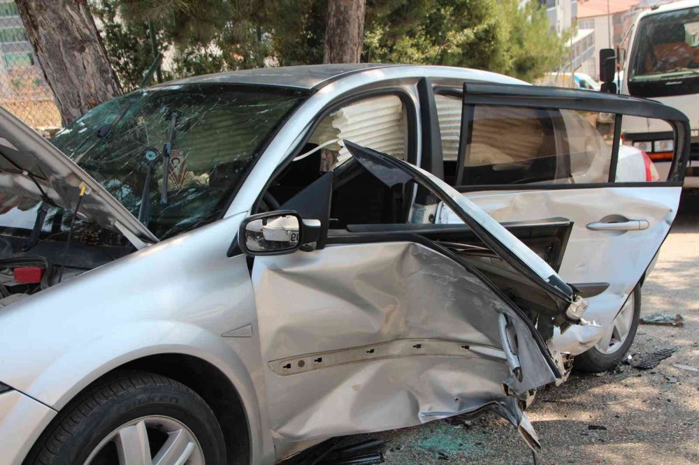 Konya'dan düğüne giden aile kaza yaptı! 3 kişi yaralandı