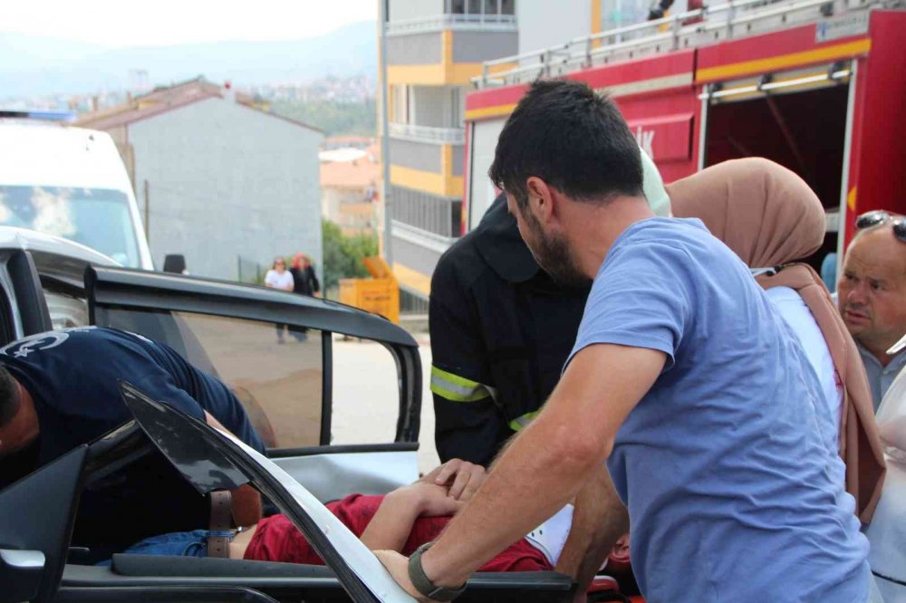 Konya'dan düğüne giden aile kaza yaptı! 3 kişi yaralandı