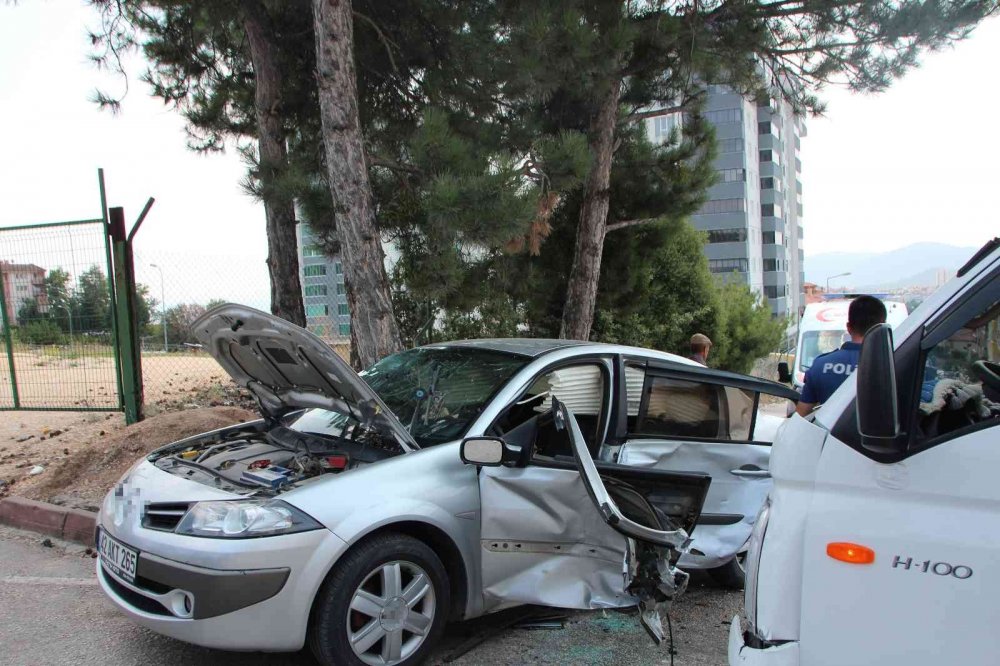Konya'dan düğüne giden aile kaza yaptı! 3 kişi yaralandı