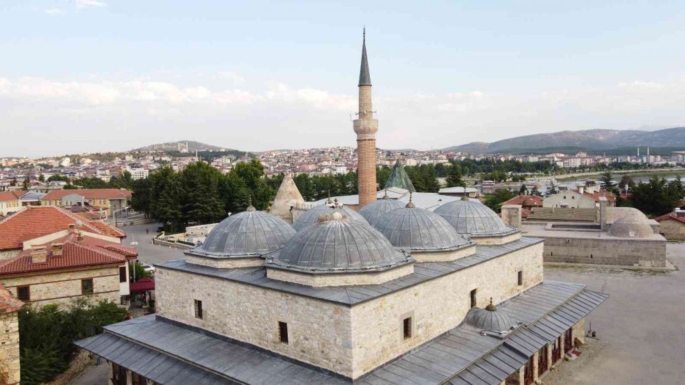Konya'nın 723 yıllık camisindeki leylek yuvası ilgi odağı oldu