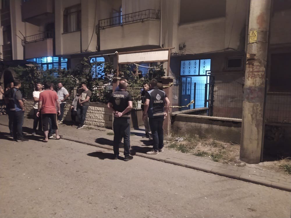 Komşu dehşeti! Kadını boğazını kesip öldürdü, kocasını ağır yaraladı