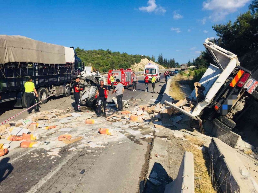 Hapşırık tutması kazaya neden oldu: 4 yaralı