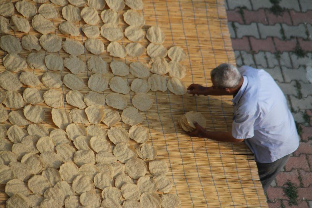 konyada-asirlik-lezzet-imece-usulu-yapiliyor-catilarda-kurutuluyor-007.jpg