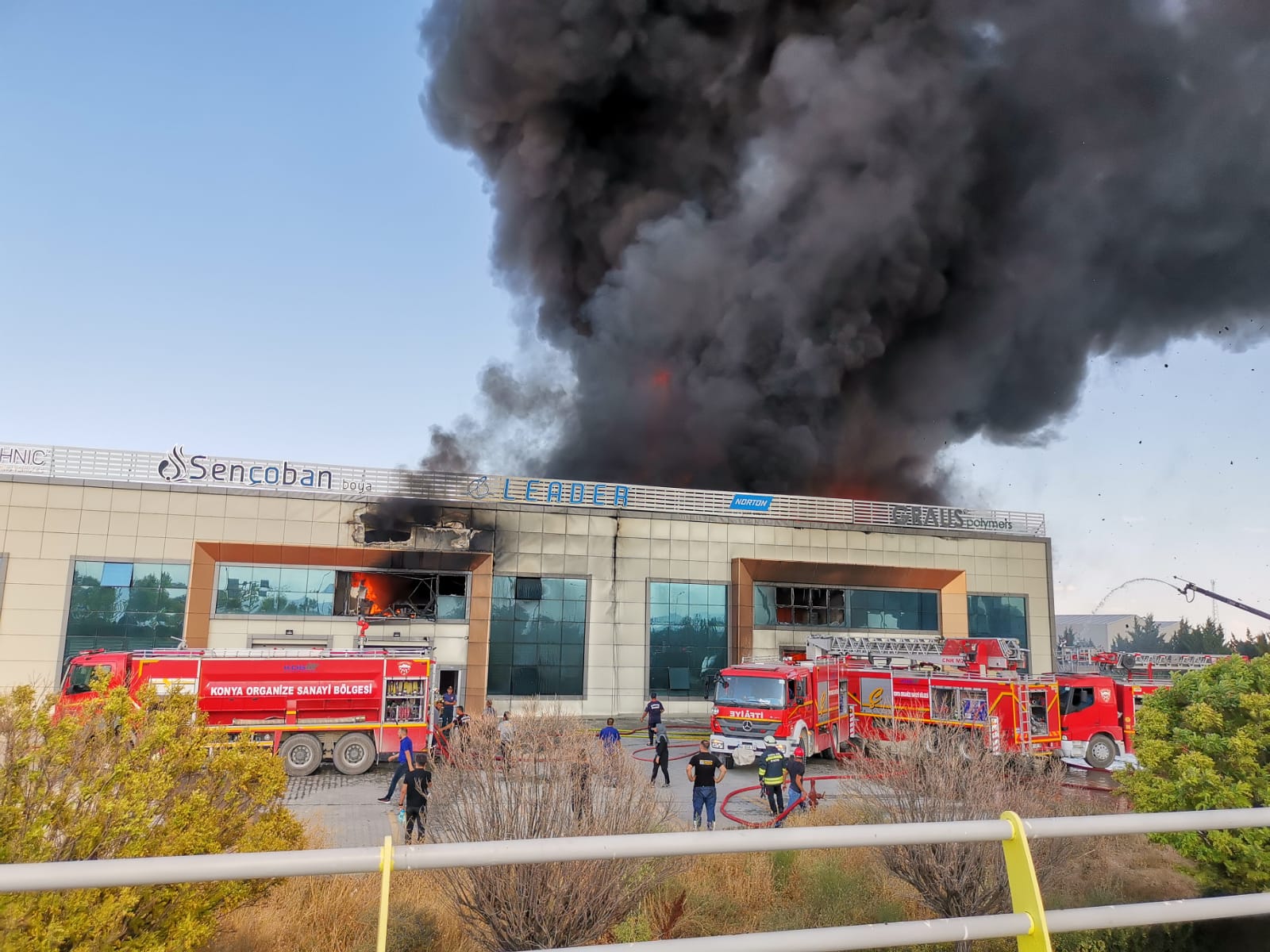 son-dakika-konyada-fabrika-yangini-cok-sayida-ekip-mudahale-ediyor-002.jpeg