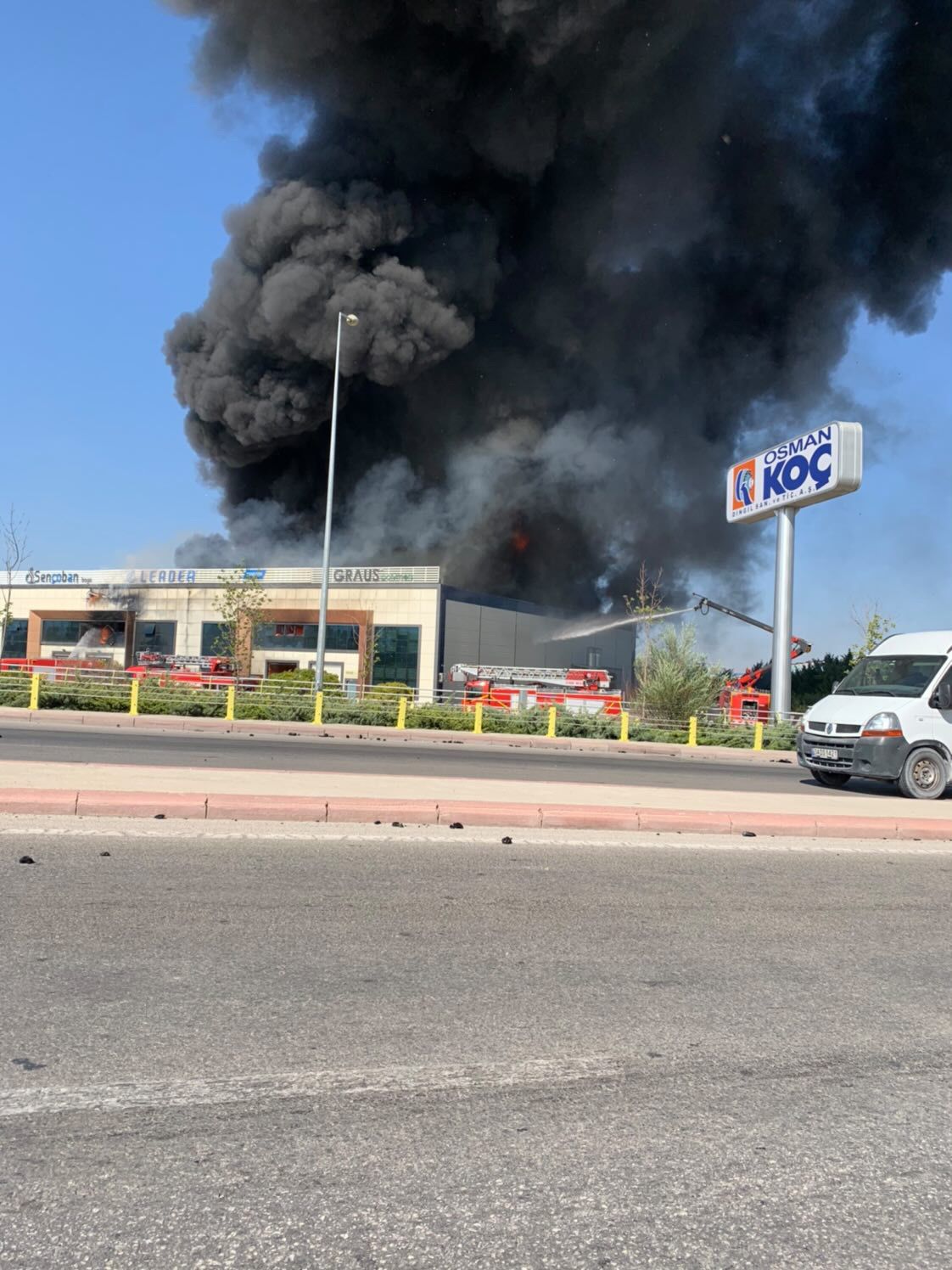 son-dakika-konyada-fabrika-yangini-cok-sayida-ekip-mudahale-ediyor-004.jpeg