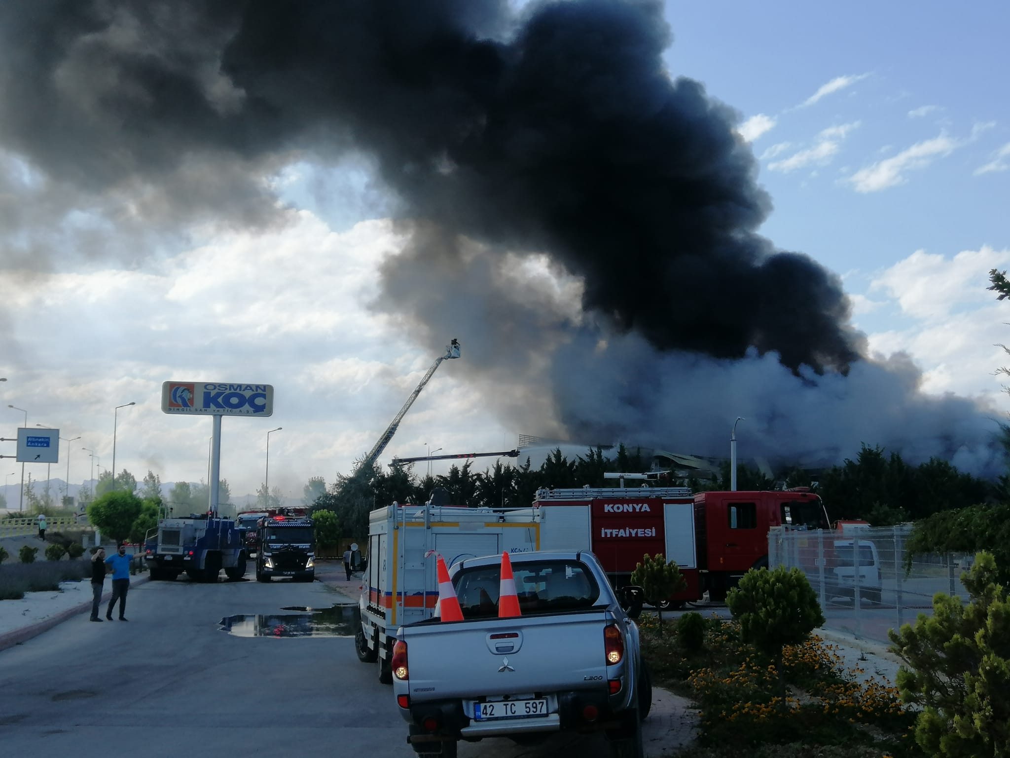son-dakika-konyada-fabrika-yangini-cok-sayida-ekip-mudahale-ediyor-010.jpeg
