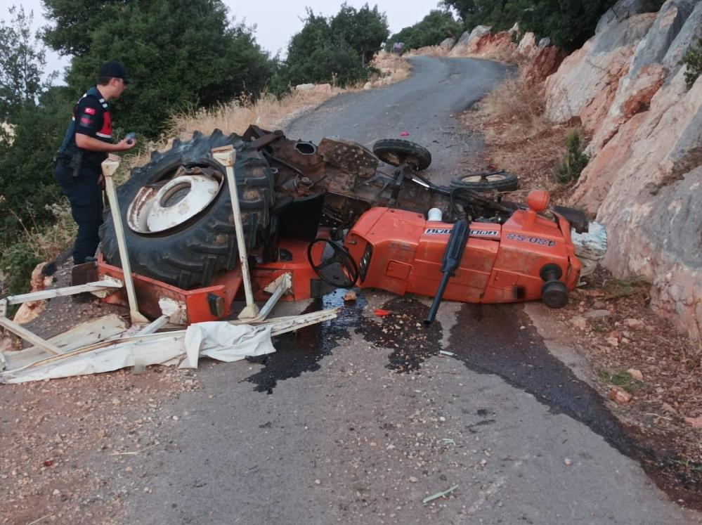 devrilen-traktorun-altinda-kalan-1-kisi-oldu-2-kisi-yaralandi.jpg