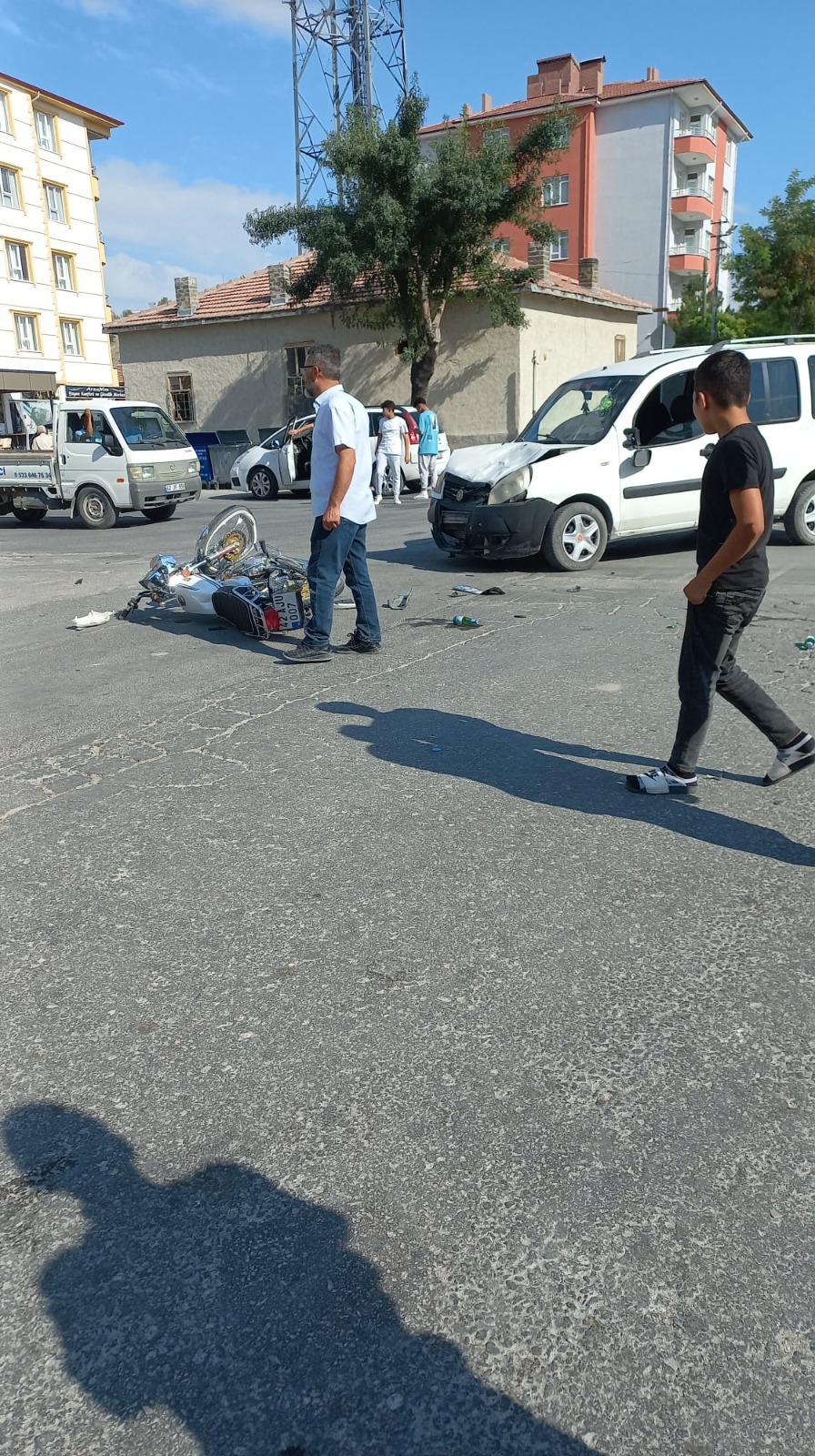 konyada-hafif-ticari-arac-ile-motosiklet-carpisti-2-yarali-001.jpeg