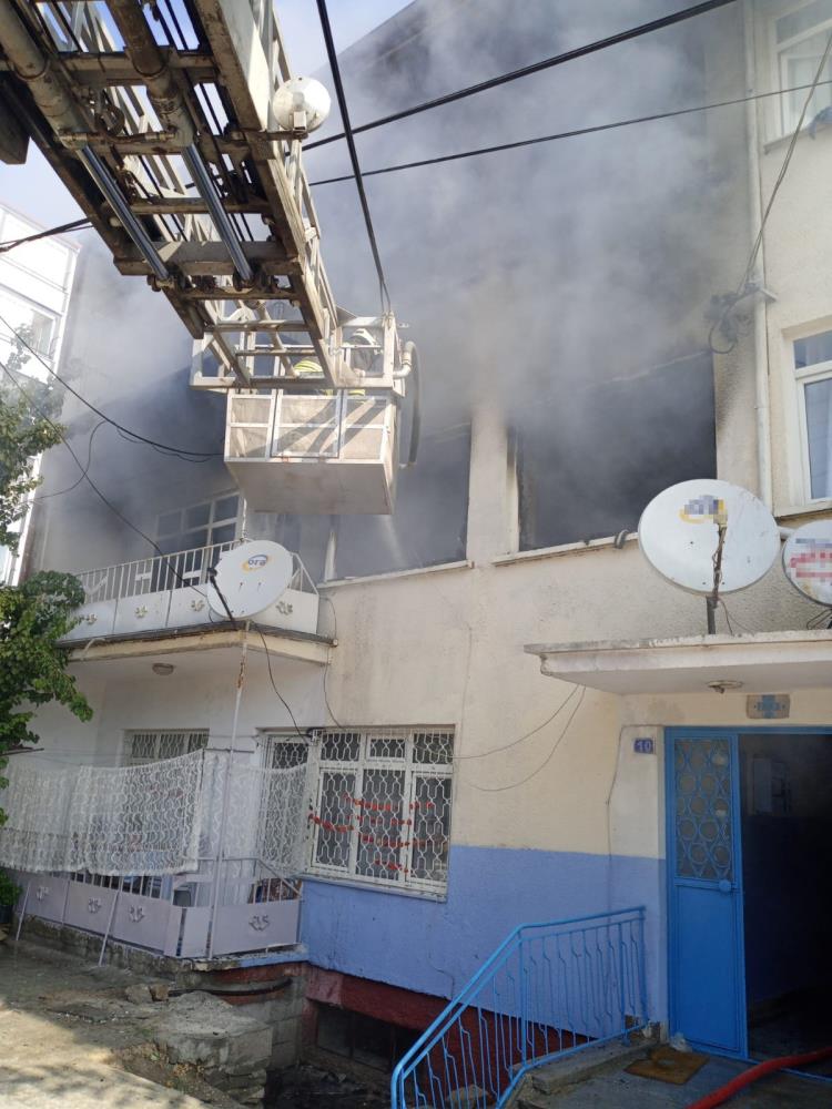konyada-3-katli-binada-korkutan-yangin.jpg