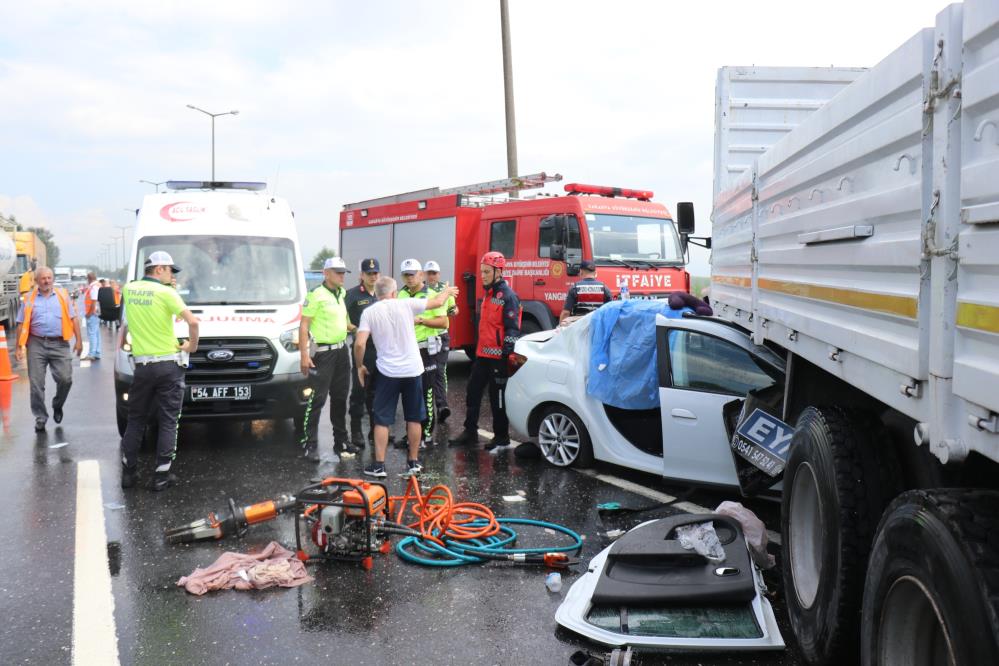 kamyonun-altina-giden-otomobildeki-1-kisi-oldu-4-kisi-yaralandi-001.jpg