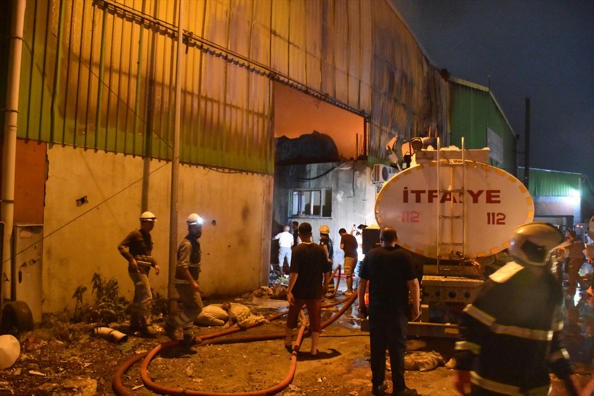 geri-donusum-fabrikasinda-yangin-cok-sayida-ekip-mudahale-ediyor-002.jpg